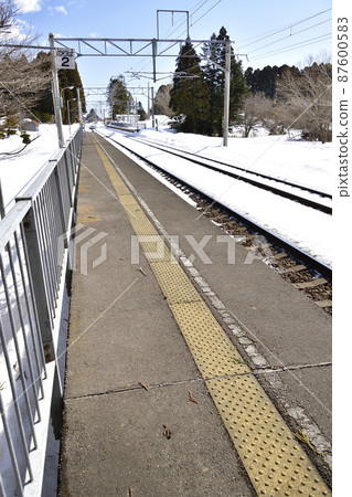 拍攝北海道機古內町南北海道鐵道五行站的早春風光 87600583