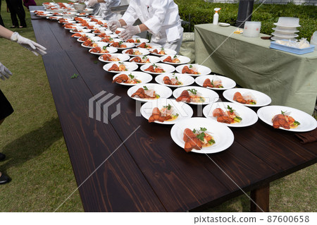 廚師在花園婚禮上提供食物 廚師在花園婚禮上提供食物 87600658