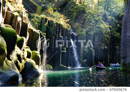 乘船_01在宮崎縣“高千穗峽”欣賞秋天的山谷河、瀑布和河道下降 87600676