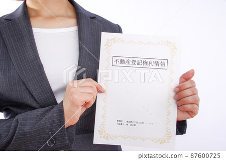 有房地產頭銜的女人 有房地產頭銜的女人 87600725
