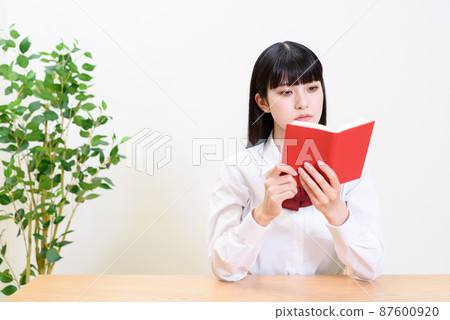 打開筆記本並查看它的女高中生 87600920