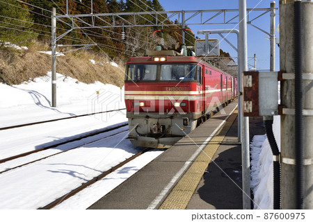 Photographed the scenery of a freight train passing through Izumisawa Station on the South Hokkaido Railway in Kikonai Town, Hokkaido in early spring. Photographed the scenery of a freight train passing through Izumisawa Station on the South Hokkaido Railway in Kikonai Town, Hokkaido in early spring. 87600975