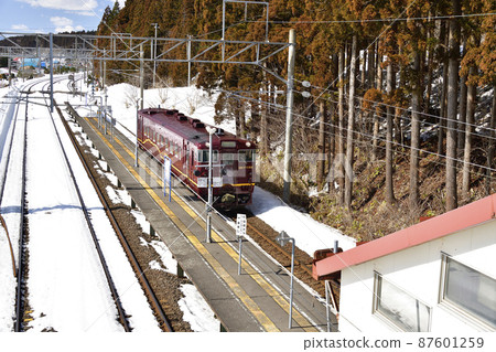 拍攝了早春在北海道紀古內町的南北海道鐵道泉澤站出發和到達的地方列車的景色。 拍攝了早春在北海道紀古內町的南北海道鐵道泉澤站出發和到達的地方列車的景色。 87601259