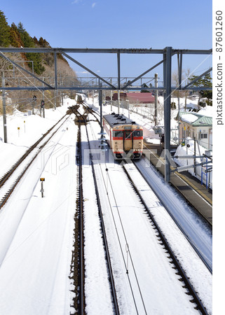 拍攝了早春在北海道紀古內町的南北海道鐵道泉澤站出發和到達的地方列車的景色。 拍攝了早春在北海道紀古內町的南北海道鐵道泉澤站出發和到達的地方列車的景色。 87601260