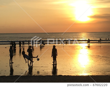 巴厘島日落時分在庫塔海灘踢沙灘足球的男孩 巴厘島日落時分在庫塔海灘踢沙灘足球的男孩 87602220