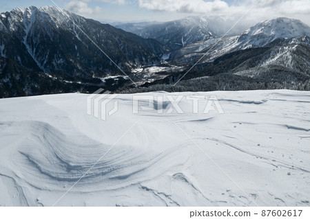 Kasumidake and Kazemon seen from the Nishihotakadake ridgeline in the midwinter 87602617