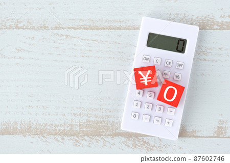 帶有計算機和字符 \ 0 的塊 87602746