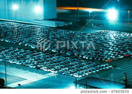 A large number of cars waiting for loading in the motor pool 87603659