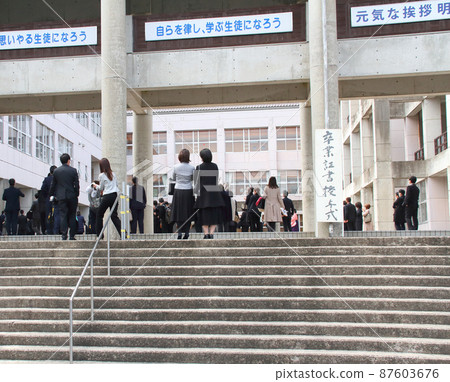 在校師生在初中畢業典禮后慶祝畢業生離校。家長觀看現場。 87603676