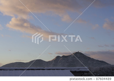 Early morning at the end of December: Mt. Kinka, Gifu city with snow and winter sky at sunrise Early morning at the end of December: Mt. Kinka, Gifu city with snow and winter sky at sunrise 87604489