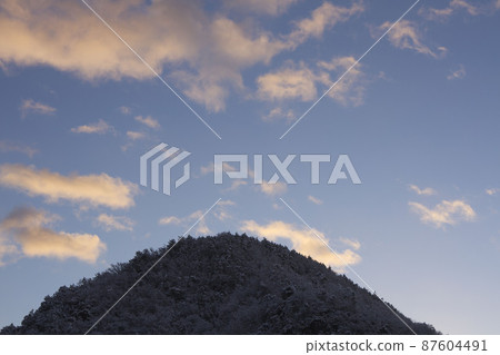 The morning of the end of December: Mt. Dodo, Gifu City and the winter sky at sunrise The morning of the end of December: Mt. Dodo, Gifu City and the winter sky at sunrise 87604491