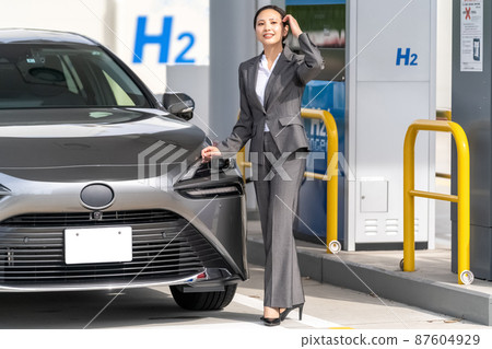Hydrogen station business woman hydrogen fuel cell vehicle Hydrogen station business woman hydrogen fuel cell vehicle 87604929