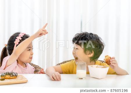 Child Parenting Lifestyle Healthy Snacks 87605196