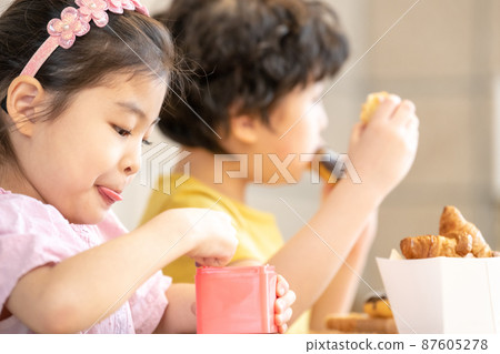 Child Parenting Lifestyle Child Parenting Lifestyle 87605278