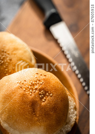 The buns 87605918