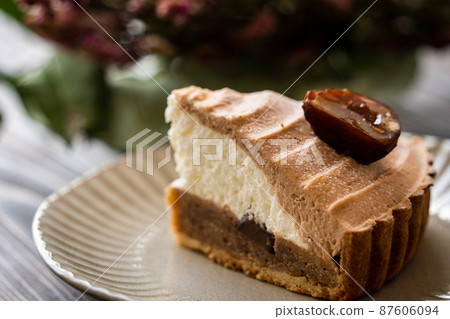 Chestnut tart 87606094