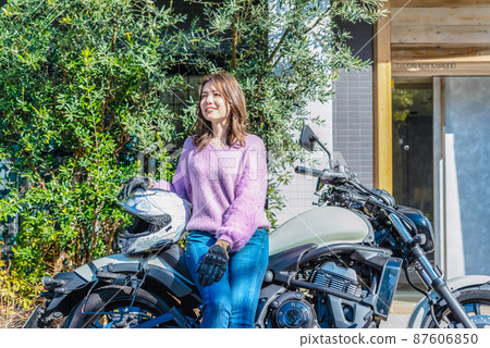 Female riders and bikes 87606850