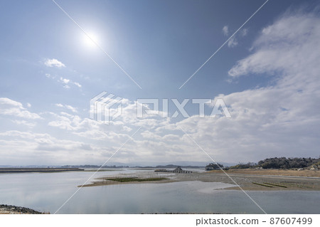 福島縣相馬市松川浦碼頭海藻養殖架的風景 福島縣相馬市松川浦碼頭海藻養殖架的風景 87607499