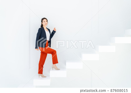 爬樓梯的女商人 87608015