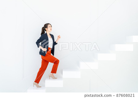 爬樓梯的女商人 87608021