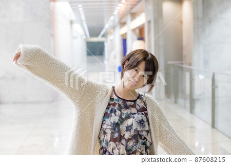 明亮的漂亮女人 明亮的漂亮女人 87608215