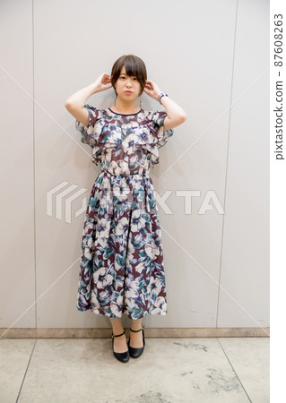 明亮的漂亮女人 87608263