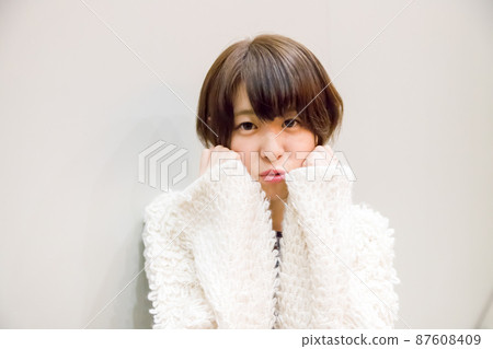 明亮的漂亮女人 87608409