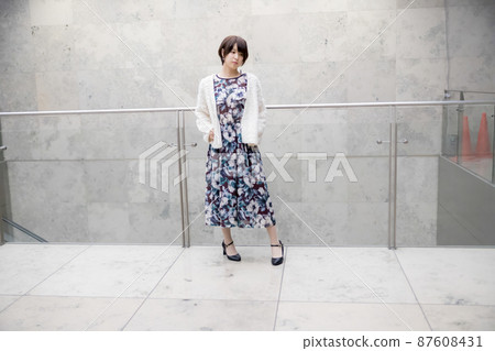 明亮的漂亮女人 明亮的漂亮女人 87608431
