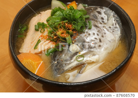 Ara soup made with salmon miso Ara soup made with salmon miso 87608570