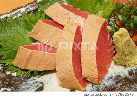 金槍魚紅肉煮熟後醃製 金槍魚紅肉煮熟後醃製 87608576