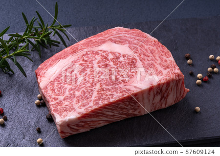 For Kuroge Wagyu beef roast steak 87609124