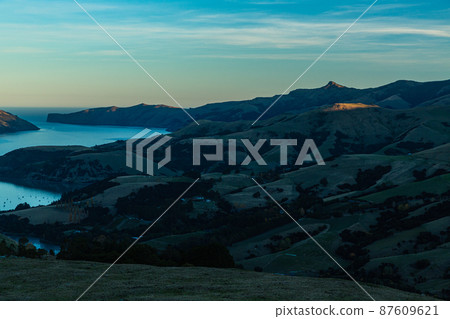 從新西蘭山看南島的班克斯半島和阿卡羅阿灣 87609621