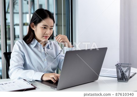 Businesswoman using laptop for financial and accounting work, Using computers to conduct financial transactions because the convenience, Freelancers work, Online communication, Internet, Wireless. Businesswoman using laptop for financial and accounting work, Using computers to conduct financial transactions because the convenience, Freelancers work, Online communication, Internet, Wireless. 87610340