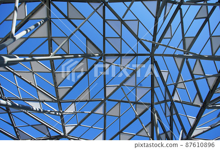 藍天和三角裝飾屋頂 87610896