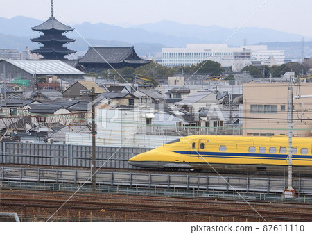 Doctor Yellow departing from Kyoto Station and traveling west Doctor Yellow departing from Kyoto Station and traveling west 87611110