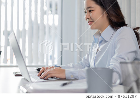 Businesswoman using laptop for financial and accounting work, Using computers to conduct financial transactions because the convenience, Freelancers work, Online communication, Internet, Wireless. Businesswoman using laptop for financial and accounting work, Using computers to conduct financial transactions because the convenience, Freelancers work, Online communication, Internet, Wireless. 87611297