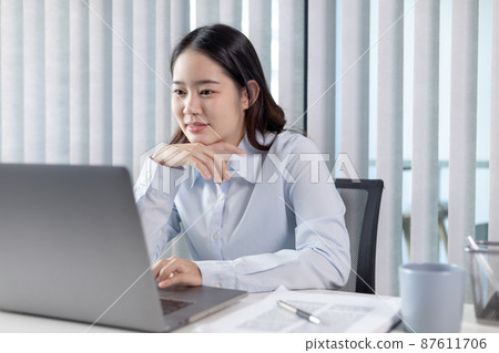 Businesswoman using laptop for financial and accounting work, Using computers to conduct financial transactions because the convenience, Freelancers work, Online communication, Internet, Wireless. Businesswoman using laptop for financial and accounting work, Using computers to conduct financial transactions because the convenience, Freelancers work, Online communication, Internet, Wireless. 87611706