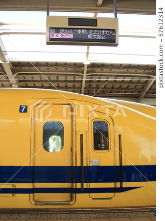 Doctor Yellow stopped at the platform as a deadhead train 87612314