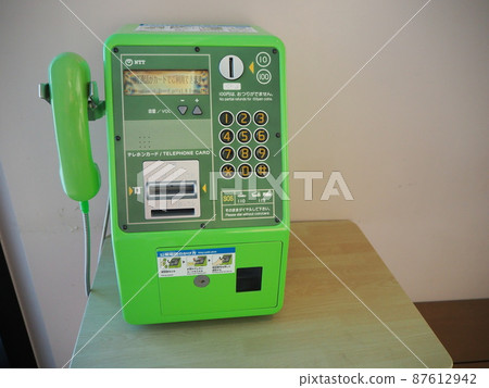 由於智能手機的普及，公用電話的數量有所減少 87612942