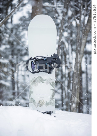 雪山和滑雪板滑雪勝地 87613614
