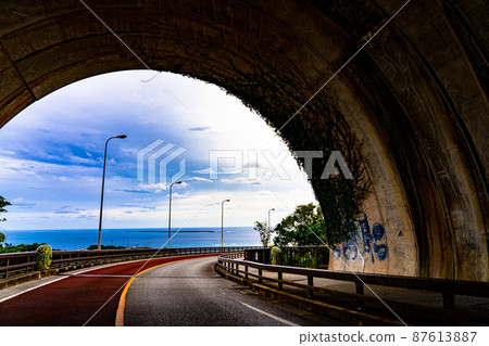 The expanding sea seen from the tunnel 87613887