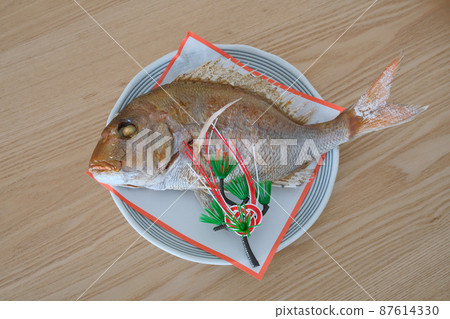 The beginning of eating sea bream The beginning of eating sea bream 87614330