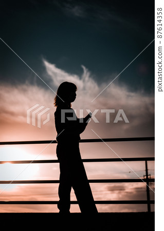 車站月台上一名婦女的剪影 87614358