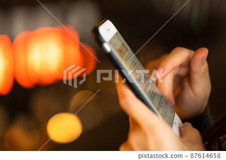 在咖啡館智能手機的片刻 87614658