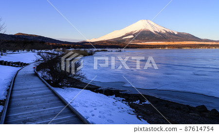 (Yamanashi Prefecture) Superb view of frozen Yamanakako and Mt. Fuji 87614754