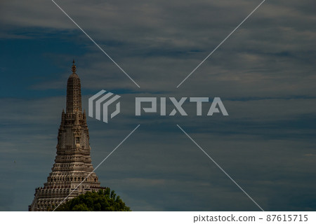 Wat Arun Ratchawararam Ratchawaramahawihan, the temple of Dawn bangkok is a temple on the Thonburi west bank of the Chao Phraya River Wat Arun is among the best known of Thailand's landmark, Close-up Wat Arun Ratchawararam Ratchawaramahawihan, the temple of Dawn bangkok is a temple on the Thonburi west bank of the Chao Phraya River Wat Arun is among the best known of Thailand's landmark, Close-up 87615715