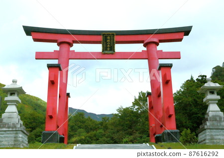 The vermilion torii gate of Yuden Yamamotogu The vermilion torii gate of Yuden Yamamotogu 87616292