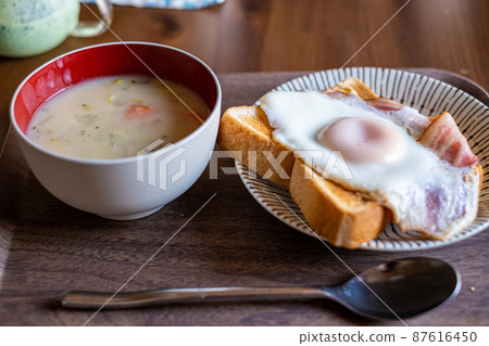 Breakfast on a cold day 04 87616450