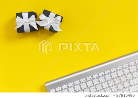 Mock-up online sales day with yellow paper background Mock-up online sales day with yellow paper background 87616490