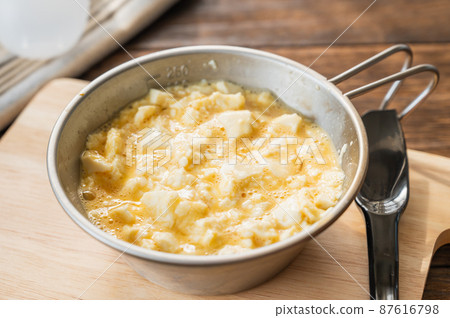 Mix crushed tofu and melted raw egg 87616798